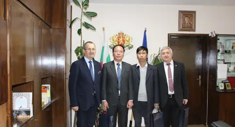 Учени от Виетнам гостуваха на областния управител