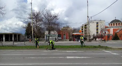 Продължава косенето на зелените площи и пръскането срещу кърлежи в Русе - вижте графика /галерия/