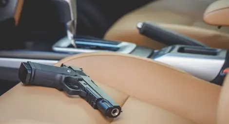 Полицай стреля по нападнал го друг шофьор, рани и себе си