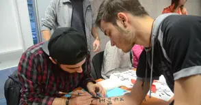 Студенти чакаха на опашка да им напишат имената с китайски йероглифи