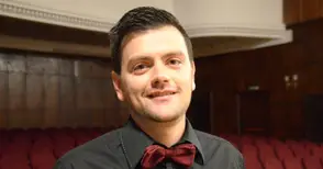 Алгебрата кривнала пътя на Борко Веженов от обоя към театъра