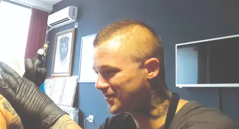 Художникът, който татуира за прехраната и рисува за душата