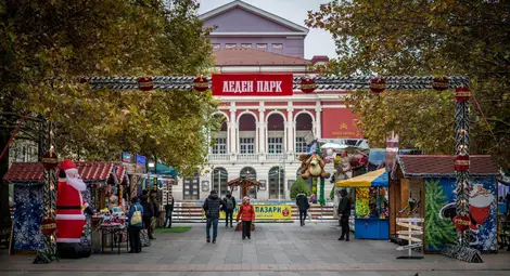 Коледните атракции в Русе включват Леден парк, базари и благотворителен рождественски фестивал /галерия/