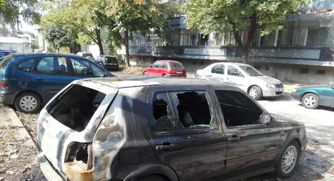 Кола без номера запалена, за да освободи място за паркиране
