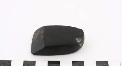 Френски специалисти анализираха две древни тесли на по 6000 години