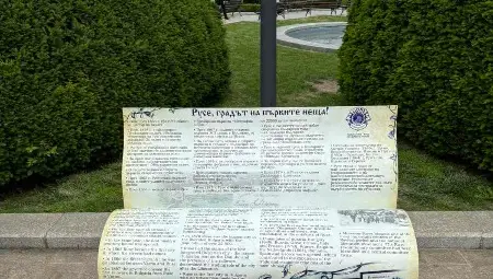 Лайънс клуб върна по местата им в центъра на Русе обновените пейки-забележителности