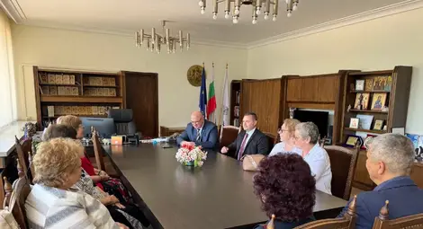 Кметът Пенчо Милков връчи грамоти на бивши директори на детски градини по повод 24 май Кметът Пенчо Милков връчи грамоти на бивши директори на детски градини по повод 24 май