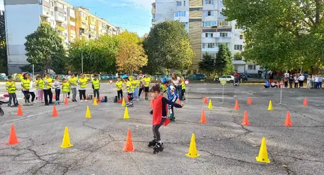 "Движи се безопасно!" - забавно и полезно състезание в русенското училище "Възраждане" /галерия/ "Движи се безопасно!" - забавно и полезно състезание в русенското училище "Възраждане" /галерия/