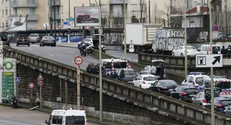 Българка до магазина със заложниците: Военно положение – пълно е с коли и хеликоптери Българка до магазина със заложниците: Военно положение – пълно е с коли и хеликоптери