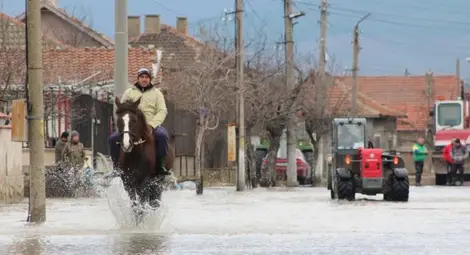 Евакуират над 800 човека от село в община Николаево