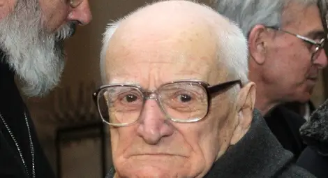 Поетът Валери Петров е приет в болница с тежък инсулт