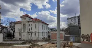 Нов строеж закрива гледката към емблематичната Къща на Буров