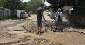 Залети ниви, унищожена продукция  и тиня след пороя в Басарбово