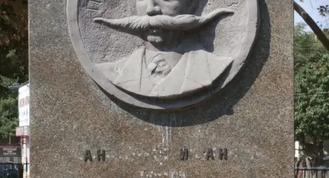 Паметникът на Панайот Хитов  остана само с пет букви