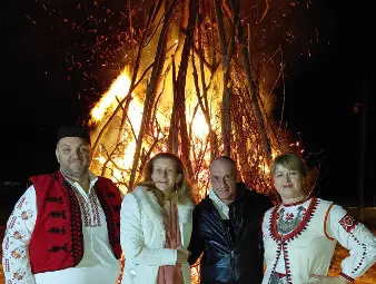 В Малко Враново отбелязаха Сирни Заговезни с „хамкане“, ритуален огън и даване на прошка В Малко Враново отбелязаха Сирни Заговезни с „хамкане“, ритуален огън и даване на прошка