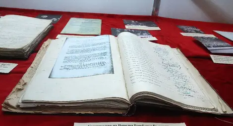 Оригиналите на четирите български конституции показаха в парламента