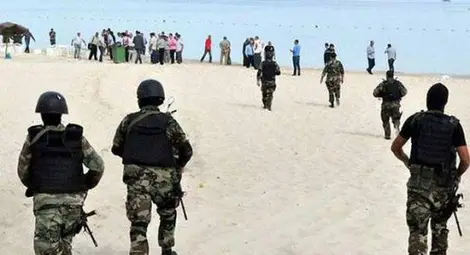 "Парализираните от страх" тунизийски полицаи са гледали нападателя половин час