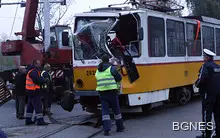 Тежка катастрофа на автобус и трамвай рани 7 души