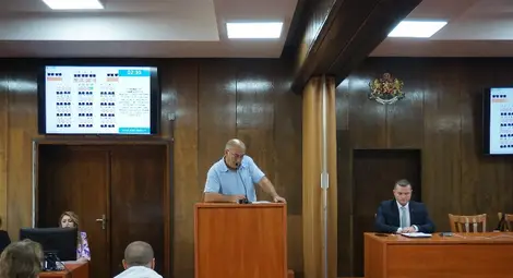 Разликата над първоначалната сума да се плаща на равни вноски до 31 вай всяка година, предложи Пламен Цветков. 						        Снимка: Общински съвет