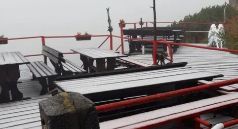 Първи сняг на Рила, хижа "Ястребец" побеля