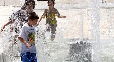 Живакът удря 40 градуса, опасна жега следобед Живакът удря 40 градуса, опасна жега следобед