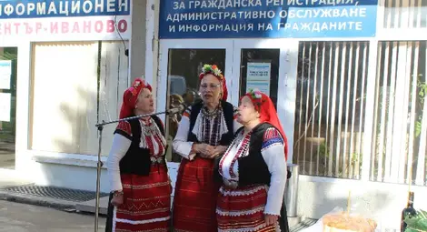 Иваново празнува имен ден с хоро и къпане на Царя на коледарите утре. Празникът започва точно в 12.00 часа пред Общината Иваново празнува имен ден с хоро и къпане на Царя на коледарите утре. Празникът започва точно в 12.00 часа пред Общината