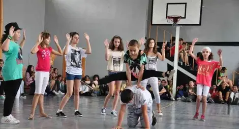 Каравеловци посрещнаха ваканцията с народни ритми и модерни танци