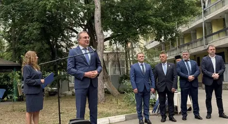 Социалният министър Борислав Гуцанов тържествено обяви старта на ремонта на 16 май миналата година и направи символичната първа копка с кмета Пенчо Милков и заместниците му Димитър Недев и Барислав Рачев.Снимка: Архив