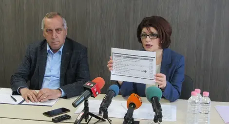 Проф. Михаил Илиев и Десислава Атанасова с критики към управляващите.				  Снимка: Русе Медиа