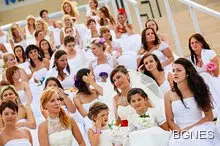 Майките на булките пазаруват тоалет по-дълго от дъщерите си