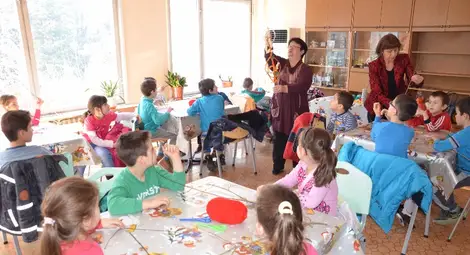 Деца майсторят пъстри сурвачки за празниците