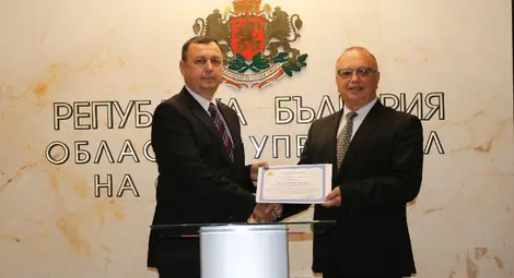 18 учители, университетски преподаватели и културни дейци бяха отличени от областния управител на Русе Драгомир Драганов по случай 24 май 18 учители, университетски преподаватели и културни дейци бяха отличени от областния управител на Русе Драгомир Драганов по случай 24 май