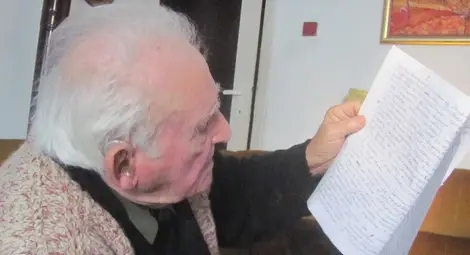 90-годишният адвокат Никола Букуров със спомените на баща си Коста Букуров.