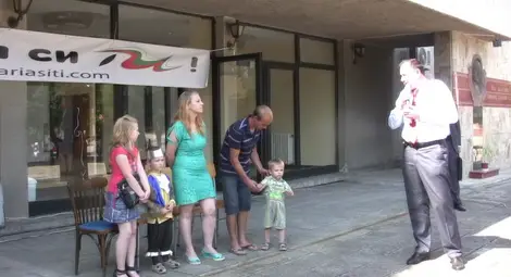 Щастлив край за бедстващо многодетно семейство /галерия/