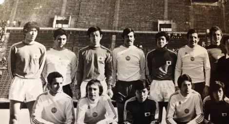 Снимка с националния отбор по време на турнето в Япония. Илиев е най-вляво на първия ред.           Снимки: Личен архив