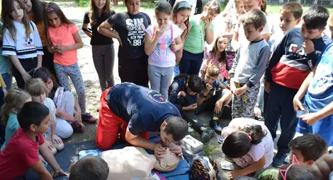 Децата в Николово се впечатлиха от облеклото на рокерите /галерия/