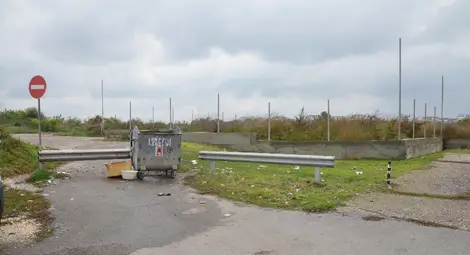 Бариери блокират достъп до улица на 50 семейства в &bdquo;Чародейка&ldquo;