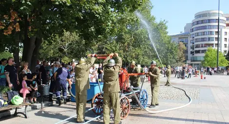 Пожарогасители от 1900 година с &bdquo;кариера&ldquo; в киното показани в изложба на Пожарната в Русе