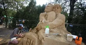 Пясъчна Меркел прегръща Барозу и пуска евра в касичката на Евросъюза