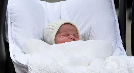 Първите снимки на новата британска принцеса Първите снимки на новата британска принцеса