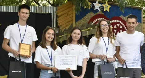 Български ученици изобретиха калъф за телефон с вградени соларни панели