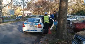 Брутално! Шофьор карал 60 метра с блъсната жена на покрива и избягал