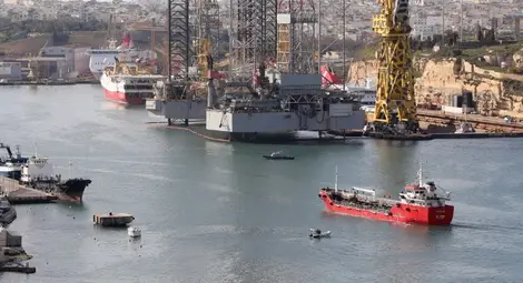 Отвлеченият търговски кораб акостира в Малта