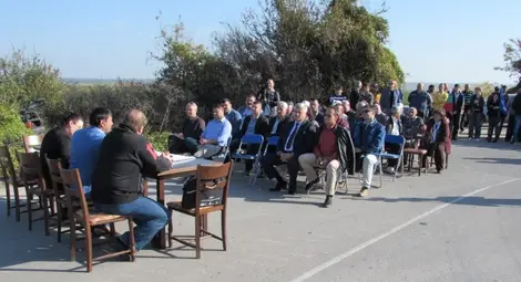 Общинските съветници от Ветово за втори път проведоха сесия насред път в знак на протест. 		   Снимка: Русе Медиа