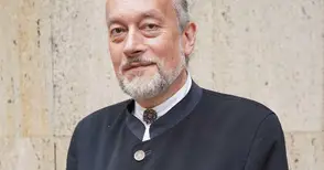 Пламен Бейков кани на греяно вино и коледни песни в операта