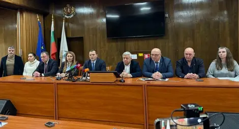 Пред медиите кметът Пенчо Милков застана с председателя на Общинския съвет акад. Христо Белоев, заместниците си Никола Лазаров, Златомира Стефанова, Енчо Енчев, Здравка Великова и Борислав Рачев, както и с директори на общински дирекции.