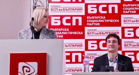 За първи път с Крум Зарков ще участваме в избори, в които не сме в една листа, заяви от трибуната на Националния съвет на БСП Деница Иванова.