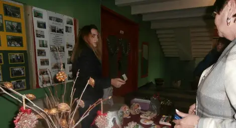 Ученици изработиха украшения от дунавски охлюви и камъчета за коледния си базар