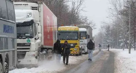 Пътните настилки са преобладаващо сухи, на места мокри