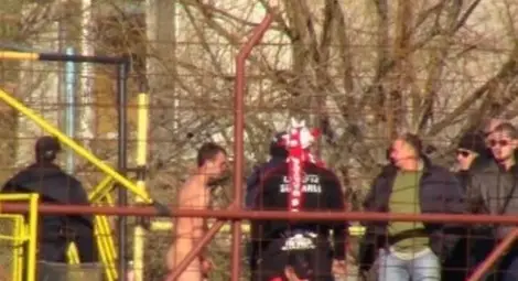 Голям скандал в "армейския" сектор - набиха и съблякоха чисто гол фен на Левски (видео+снимки)